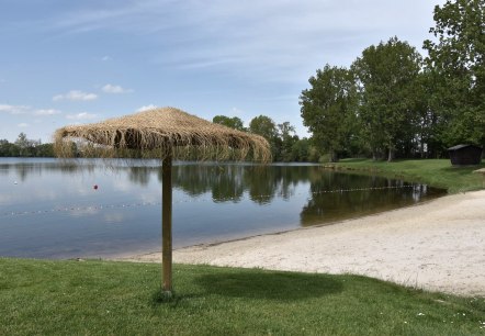 Badesee Echtz Sonnenschirm, © WIN.DN GmbH, Foto: Angela Wolter Badesee Echtz Sonnenschirm, © WIN.DN GmbH, Foto: Angela Wolter