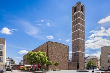 Bild von einer modernen Kirche mit Turm