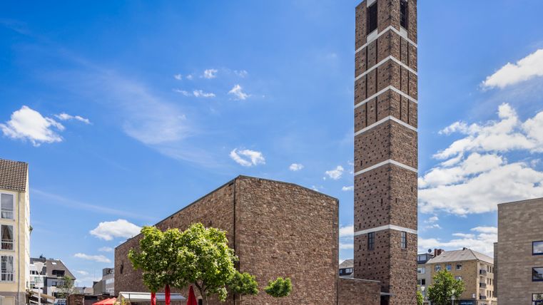 Bild von einer modernen Kirche mit Turm