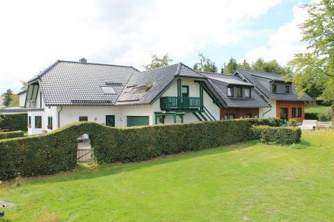 Ein ruhiges Wohngebiet mit modernen Häusern und viel Grün. Die umliegenden Gärten sind gut gepflegt und bieten eine einladende Atmosphäre.