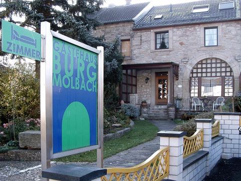 Een charmant gastenhuis genaamd "Burg Molbach". Het is omgeven door een mooi aangelegde tuin.