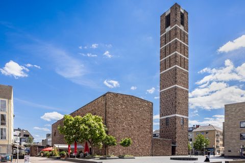 Bild von einer modernen Kirche mit Turm