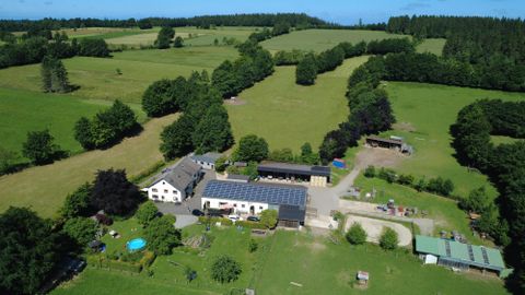 A charming landscape with the farmhouse in the center.
Surrounded by green meadows, trees, and hedges, the farm (625 m above sea level) extends into a spacious, untouched environment.