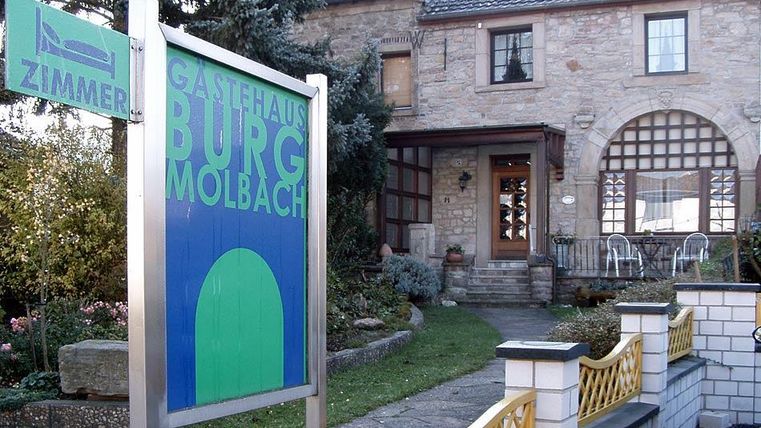 Een charmant gastenhuis genaamd "Burg Molbach". Het is omgeven door een mooi aangelegde tuin.