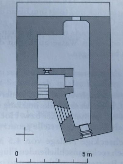 Eine schematische Darstellung eines Gebäudes mit verschiedenen Räumen und Treppen. Die Maße zeigen eine Fläche von bis zu 5 Metern.