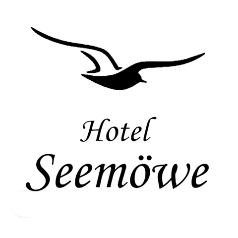 Een eenvoudig logo van hotel "Seemöwe" met een gestileerde meeuwenmotief. De tekst is in een elegante lettertype uitgevoerd.