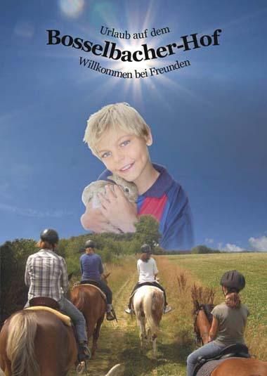 Ein Junge hält ein Kaninchen und lächelt freundlich. Im Hintergrund reiten drei Personen durch eine malerische Landschaft.