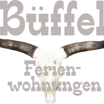 Een dierenkop met grote hoorns, die als decoratie dient. Daaronder staat de tekst "Büffel Ferienwohnungen".