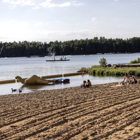 Dürener Seenrunde, met onderweg een pauze bij het zwemmeer Gürzenich, © Eifel Tourismus GmbH, Tobias Vollmer