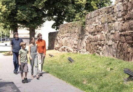 City wall with walkers, © Eifel Tourismus GmbH, Tobias Vollmer