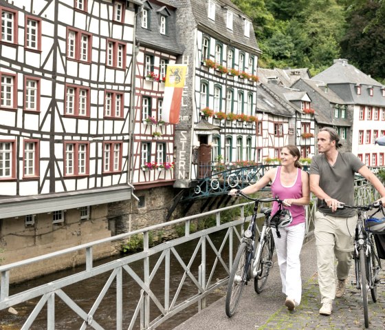 Het Eifel-Höhen-Route fietspad loopt door het oude stadscentrum van Monscahu, © vennbahn.eu