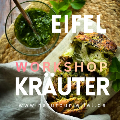 Ein frisch gebackenes Brot mit Kräutern liegt auf einem Tisch. Daneben befindet sich ein Glas mit grüner Kräutersauce.