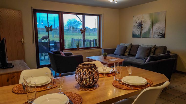 An inviting farm in the Eifel with views of cows and green landscape. Cozy holiday apartments offer a perfect opportunity for a nature vacation.