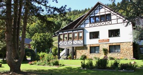 Een mooi huis in landelijke stijl met een tuin. Omgeven door bomen en groene natuur.