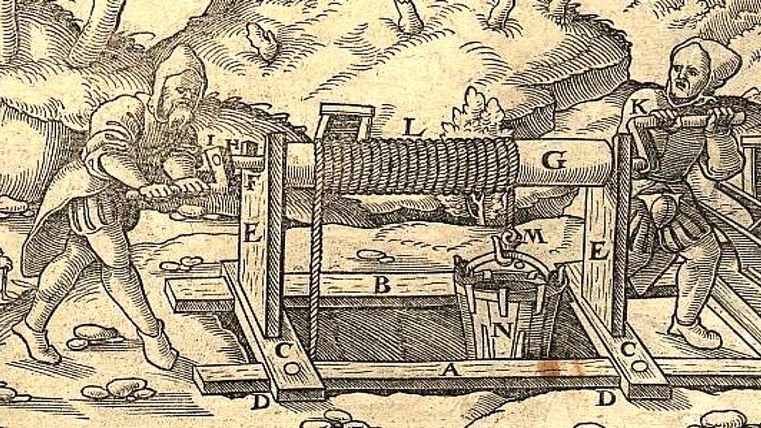 Een historische afbeelding van twee personen die een complexe machine bedienen. De scène toont een technische inrichting in een landelijke omgeving.