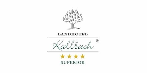 Ein Logo des Landhotels Kallbach mit einem stilisierten Baum und vier Sternen. Es vermittelt einen Eindruck von Komfort und Qualität.
