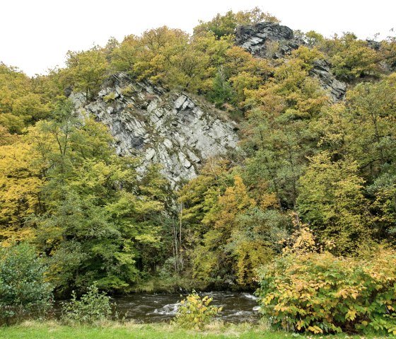 Rotsen in het Rurdal bij Widdau op de Eifel-Höhen-Route, © Rheinland-Pfalz Tourismus GmbH/D. Ketz