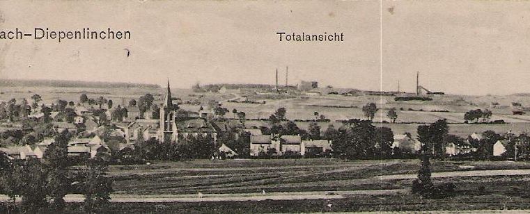 Een historische landschap met uitzicht op het dorp Mausbach-Diophenlinchen. Op de achtergrond zijn industriële installaties te zien.