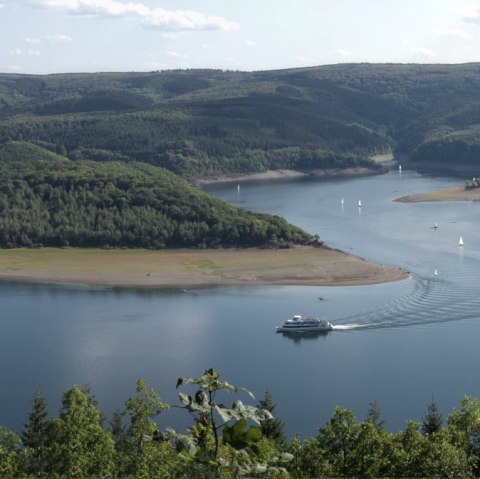 The Eifel-Höhen-Route cycle tour leads along the Rursee lake, © Eifel Tourismus GmbH/P. Jacob