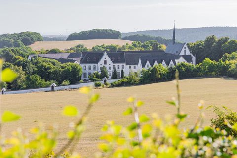Blick auf das Kloster Mariawald umringt von sommerlicher Natur